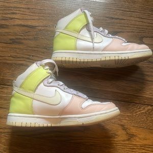 Woman’s dunks